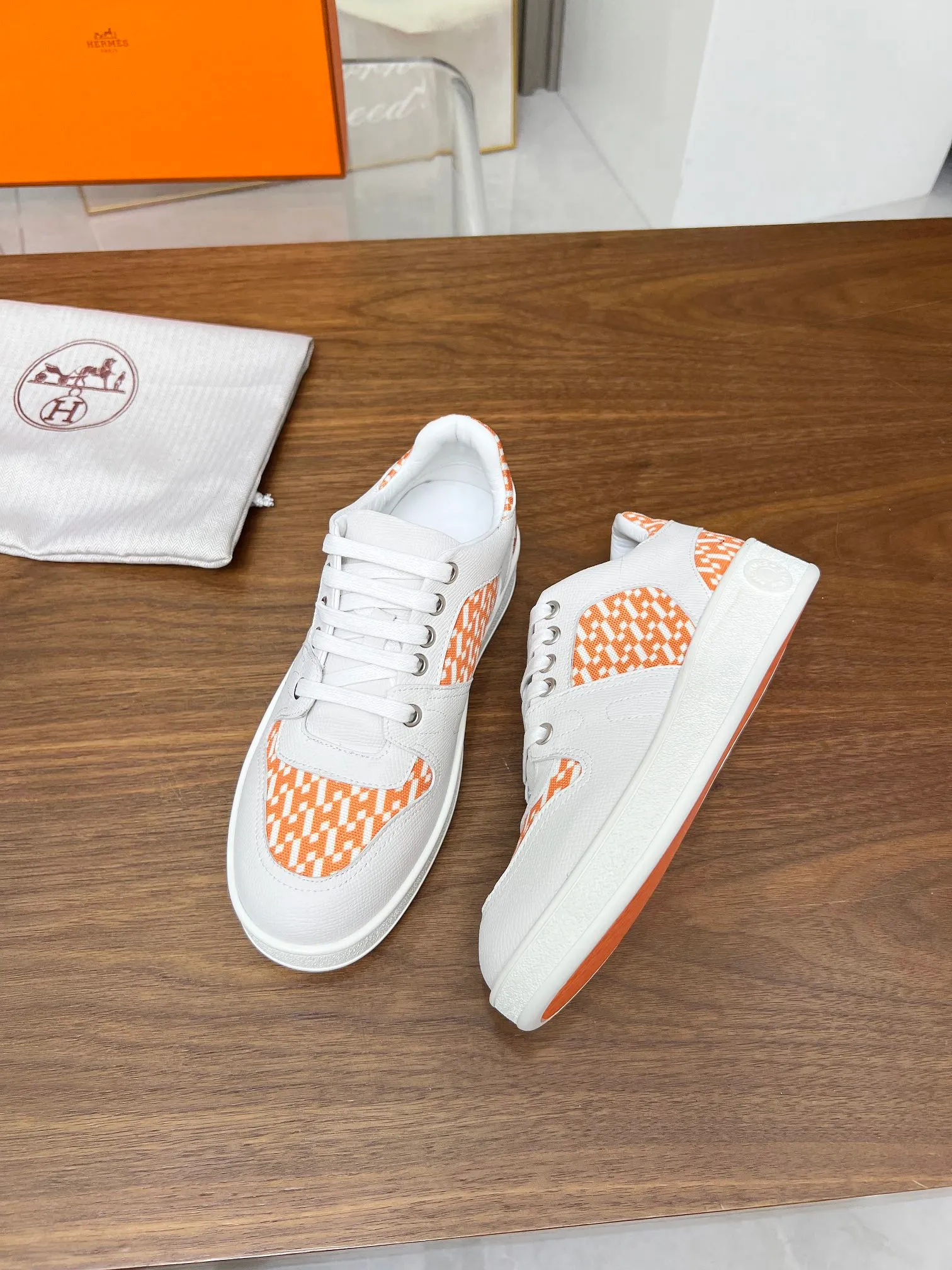 👟👟Ex-factory price 520👟👟 🔥🔥🔥French direct mail HERMES/Hermès flat fashion sports and casual shoes Korean style lace-up mesh lightweight! ! Breathable and comfortable, standard size 35/40 (41 can be customized and will not be returned)